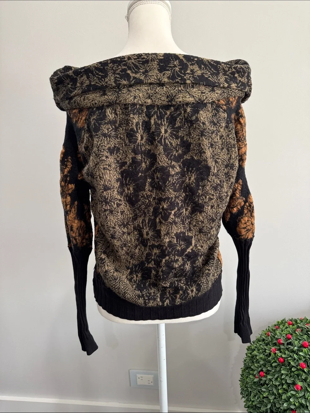 Free People Cowl Neck Cropped Wool/ Metallic Sweater in Black and Gold Sz S